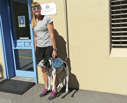 Siebrig Scheeres mit ihrem Hund vor ihrer Physiotherapiepraxis.