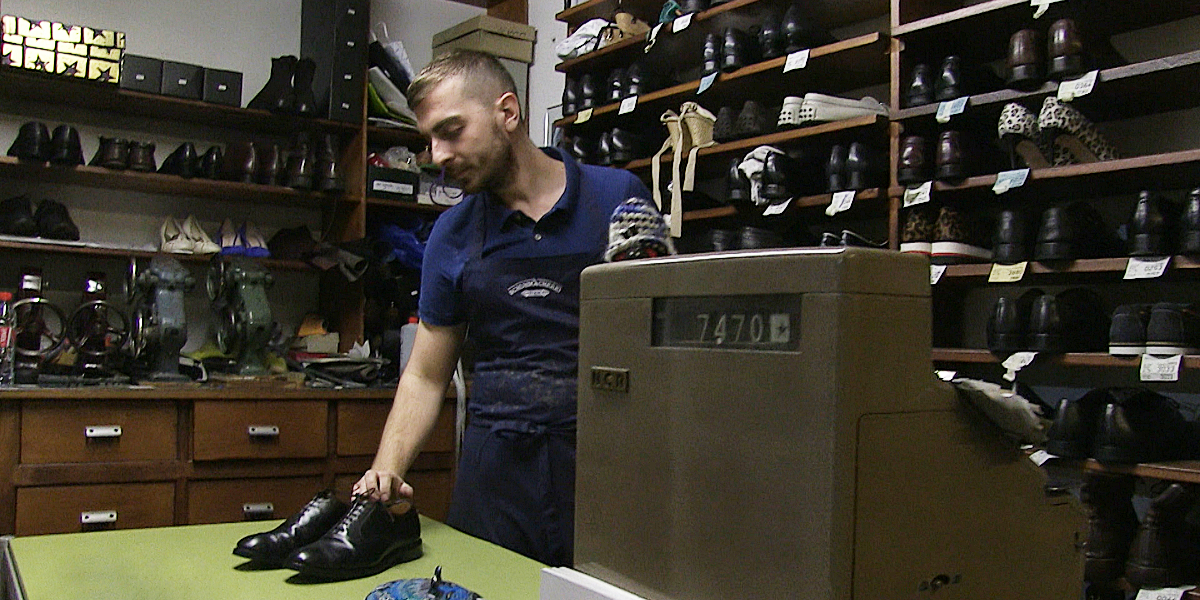 Alan Softic in seinem Schuhmachereigeschäft in Zürich-Enge.