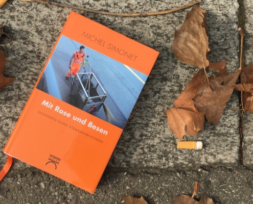 Buch von Michel Simonet «Mit Rose und Besen» am Strassenrand