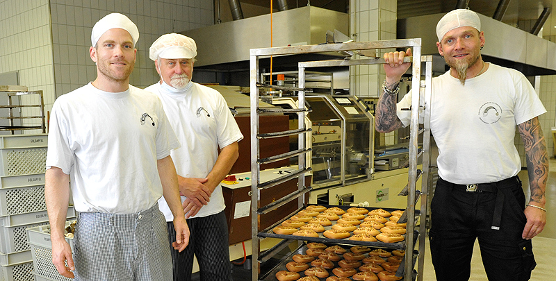 Die Brüder Peter (links) und Philipp Oechslin haben von ihrem Vater Karl Oechslin (hinten) die weit über Einsiedeln hinaus bekannte Lebkuchenspezialitätenbäckerei Goldapfel übernommen.