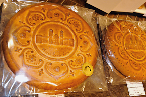 Gefüllte Lebkuchen mit dem Einsiedler Kloster als Motiv sind beliebte Geschenke. 