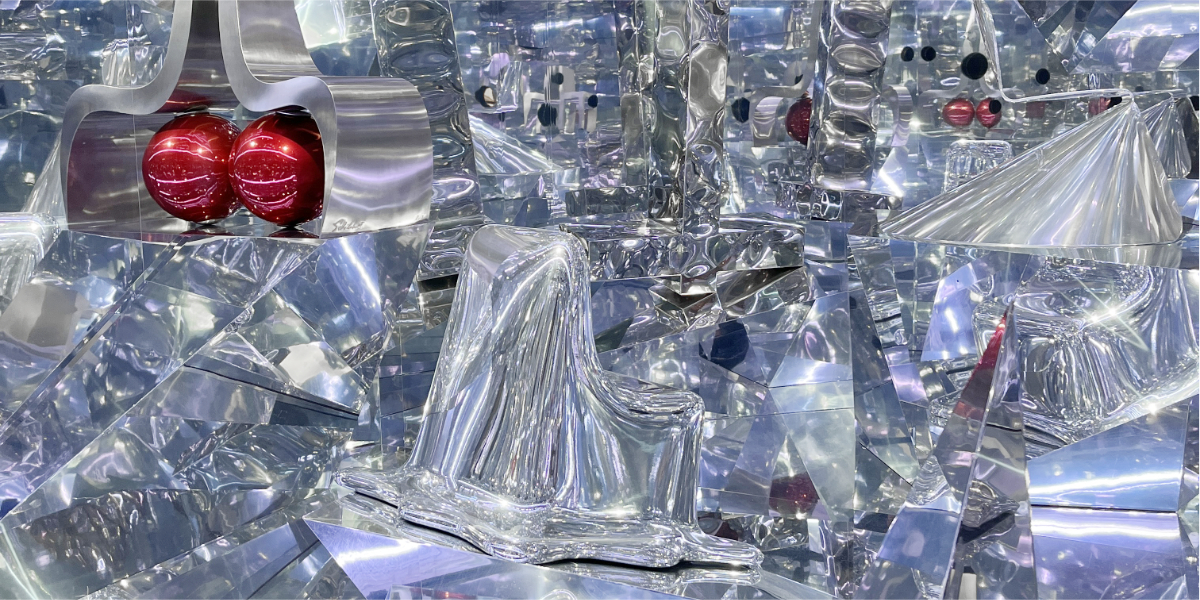 Metallstühle in Installation mit Spiegeln, versplitterte Reflexe ergeben ein überwältigendes Raumbild von zig Spiegelungen der Metallstühle.