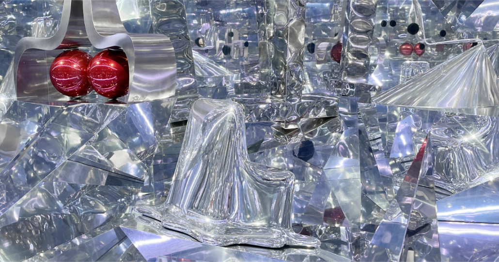 Metallstühle in Installation mit Spiegeln, versplitterte Reflexe ergeben ein überwältigendes Raumbild von zig Spiegelungen der Metallstühle.
