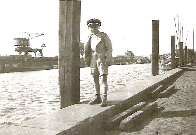Der kleine Horst Vater der Autorin am Hafen von Hamburg 1941.