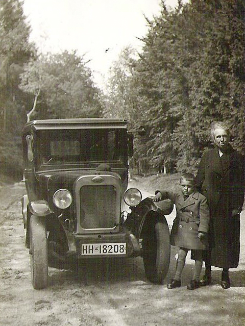 Horst der Vater der Autorin mit Martha die Urgrossmutter der Autorin mit ihrem Auto 1938