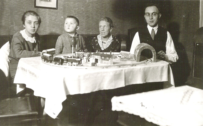 Am Weihnachtstisch 1935 Martha die Urgroßmutter der Autorin mit ihrer Familie.